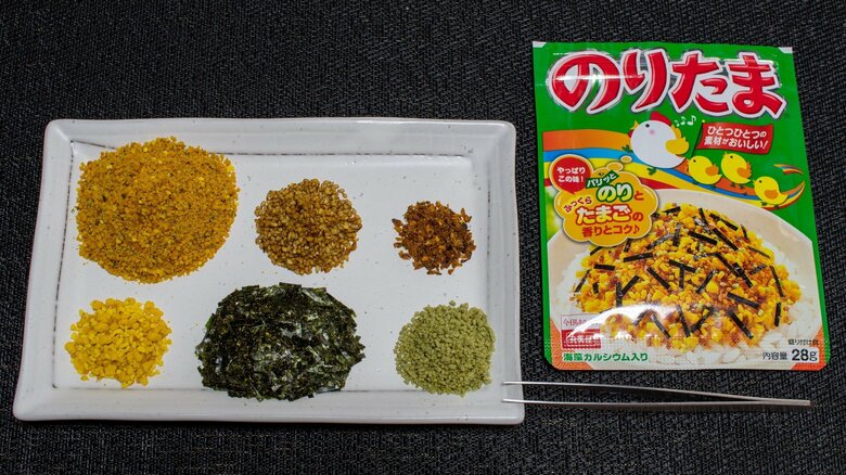 左上から時計回りに、たまご（「たまご顆粒」と「ホロっとたまご顆粒」）、胡麻、さば削り節、抹茶塩、海苔、たまご（たまごそぼろ）となる。（画像提供：ﾑｰさん@s15さん）