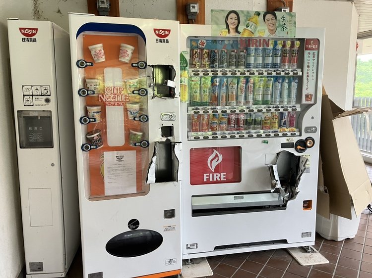 破壊された自動販売機