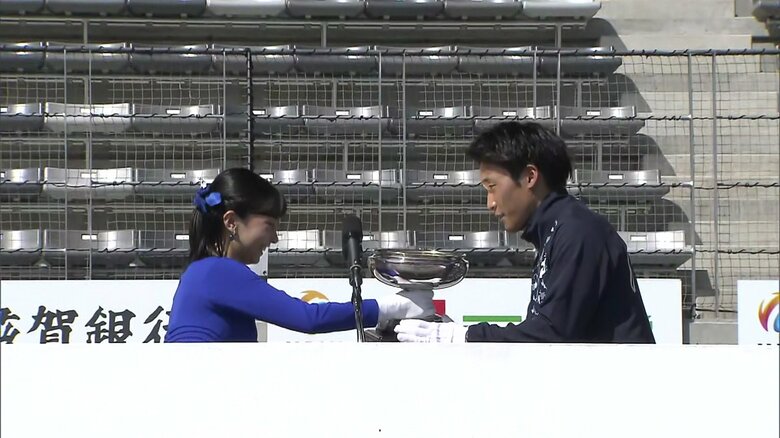 国民スポーツ大会の総合閉会式で男女総合優勝の天皇杯を手渡される佳子さま（滋賀・彦根市）