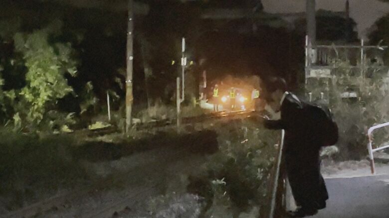 線路上に軽乗用車