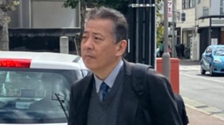 警察に向かう丸尾牧兵庫県議