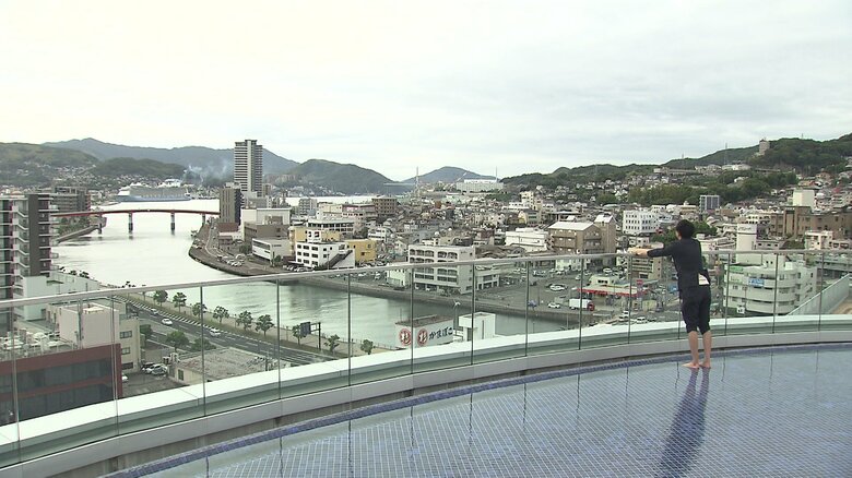 誰でも無料！屋上の足湯からは長崎の景色が一望できる