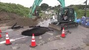 国道が陥没し幅3m・長さ2.5mの穴　車のタイヤがはまり運転男性けが　復旧めど立たず通行止め続く　茨城・石岡市