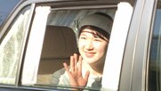 愛子さまが秋篠宮邸へ 淡いブルーの装いで秋篠宮さまに誕生日のお祝いの挨拶