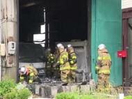 1人が顔などをヤケド…塗装業者の倉庫が燃える火事 作業中だったとみられる20代男性を搬送 命に別条なし