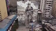 「灰は罪の証拠だ」森林火災の灰で描いた壁画アートで警鐘 ブラジル・サンパウロ