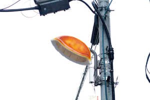 宇都宮の街に現れた“ギョーザ街灯”が話題…焼き目やひだ再現に担当者「最高の出来栄え」