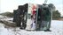 「ズズーッと滑り」観光バスが雪道で横転11人けが…通行止めの高速道…