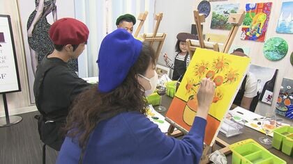 お酒たしなみながらキャンバスに…名古屋・金山の絵画教室「アートワインバー」元美大生が指導し手ぶらでOK