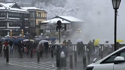 “ひな祭り寒気”で雪や雨　積雪の草津温泉にダウンやブーツ姿の観光客　東京・奥多摩町はみぞれ混じりの雨　警報級の大雪に注意