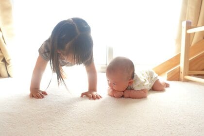 「出来ないでしょ～」2歳姉が2カ月の妹に腕立てで“かわいいマウント”…うんざり気味な日も？普段の仲を母親に聞いた