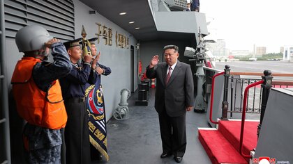 金正恩総書記が新型駆逐艦を視察「海軍の強い実力は敵の挑発を徹底的に抑止するよう行使…」平壌で開幕の最新兵器展示会