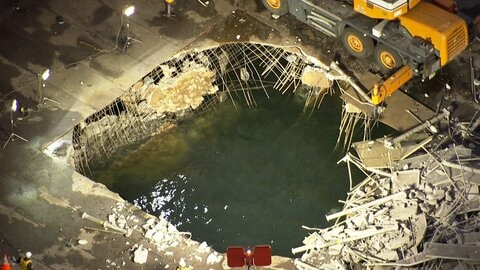 おもりの解体作業で重機を使用　落下時の重さは400トンにまで減る　製鉄所で足場崩れで3人死亡　川崎市