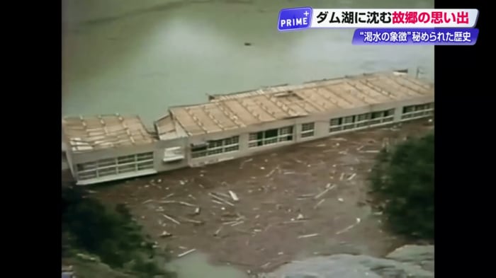 下流に流され、ひっくり返った状態の船戸小中学校