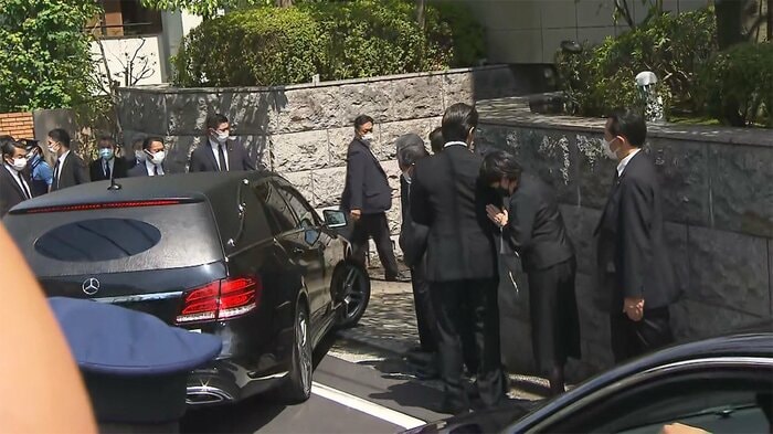 高市政調会長が深く頭を下げ悲しむ姿もみられた