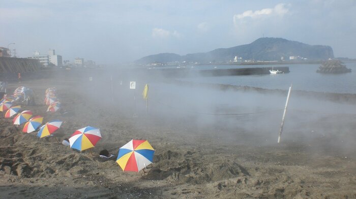 温泉が湧き出ている波打ち際