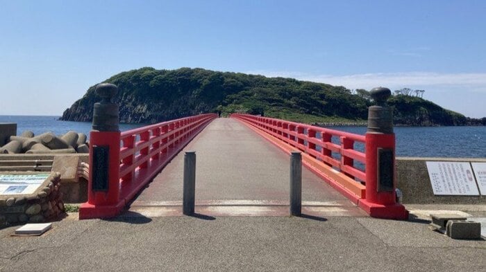 日中は観光地として多くの人が訪れる雄島