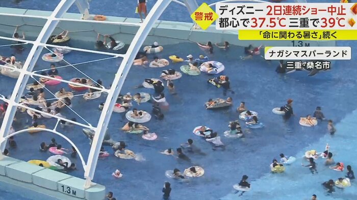 大勢の人で賑わうプール