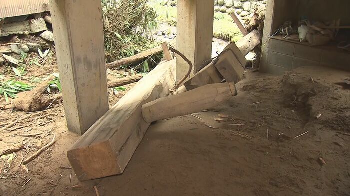 土砂が流れ込み押し出された唐臼