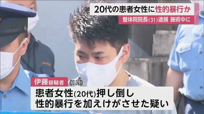 少しめを伏せがちにして、警察車両に乗り込んだ(神奈川・加賀町署 7日午前8時半ごろ)
