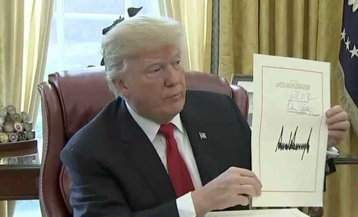 大統領執務室でのトランプ氏(2017年)