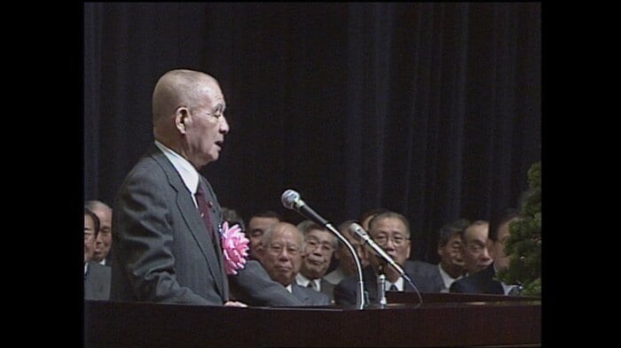 演説を締めくくる金丸氏 この直後に銃撃が起きる