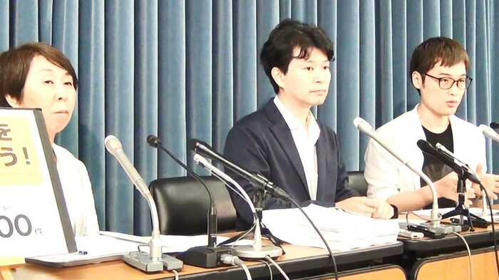 貧困の子どもの支援を行っているNPOキッズドアの渡辺由美子理事長(左)