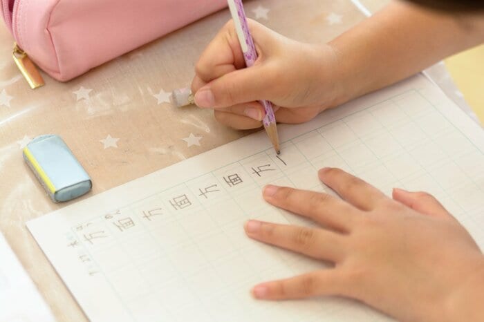 文字も本人が書くことで習得できる（画像：イメージ）