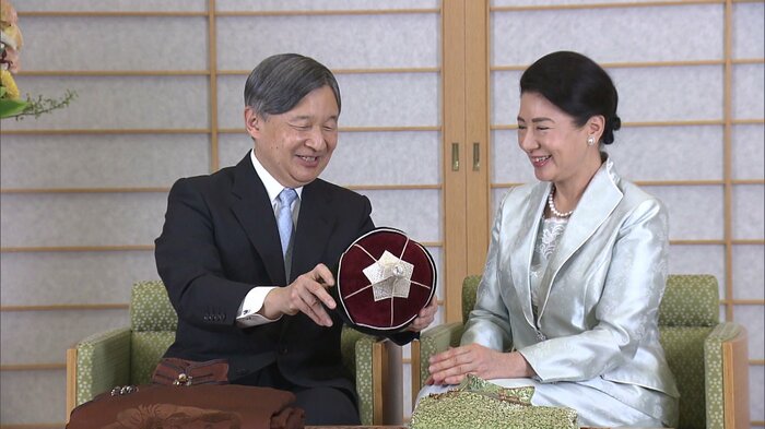 モンゴルの民族衣装をご覧になる両陛下