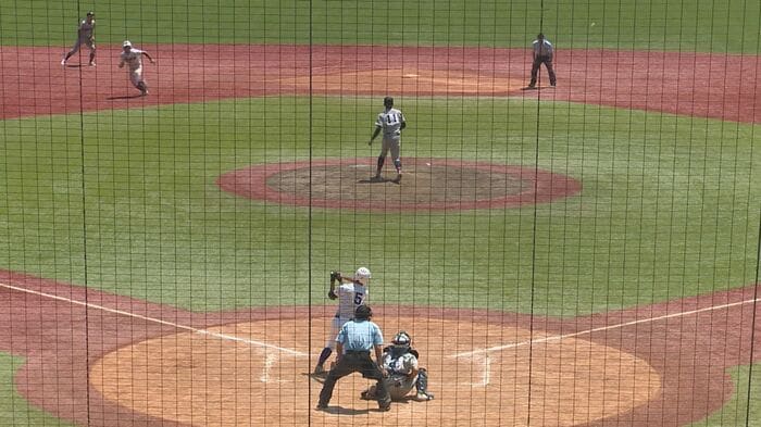 9回ウラ 東京学館新潟・近藤選手のセンター前ヒットで同点に