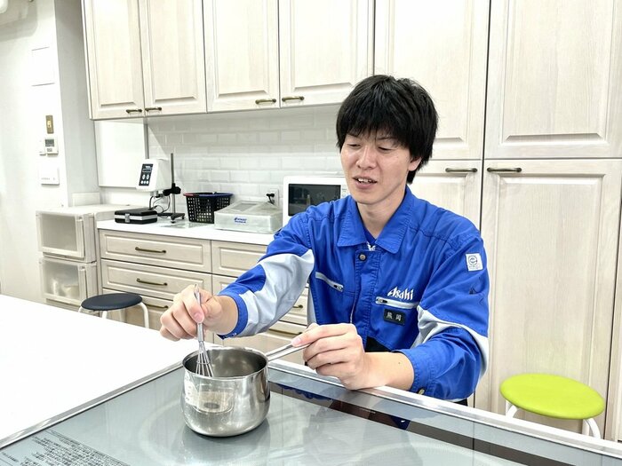 開発風景 もち粉などの食材を混ぜて試作(画像提供:アサヒグループ食品)