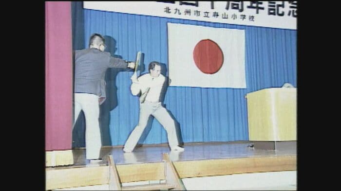 子どもたちの要望に応えてフルスイングを披露する長嶋さん