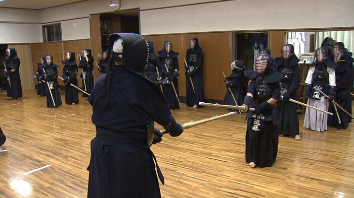 稽古に励む若き剣士たち