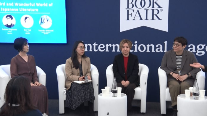 「ロンドンブックフェア2026」のトークショーに参加した、小説家の八木詠美さん（左）、柴崎友香さん（中央右）、八木沢里志さん（右）