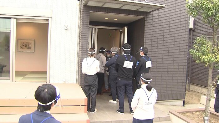 児童相談所と千葉県警の合同訓練が行われたモデルハウス(17日 千葉・木更津市)