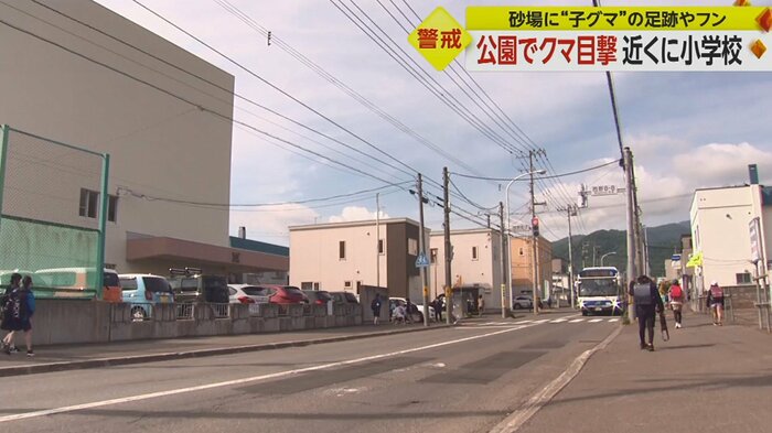 教職員が登校を見守り警戒(8日朝)