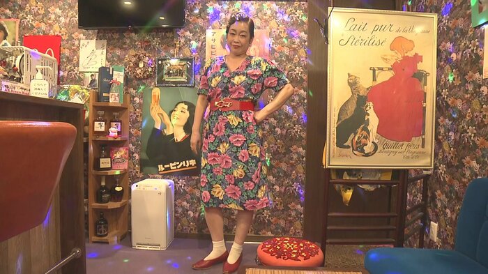 「昭和」テイストのファッションを着こなす星野さん