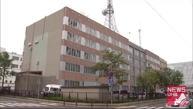 「車両から転落した」夜の会社敷地内 走行中の軽乗用車