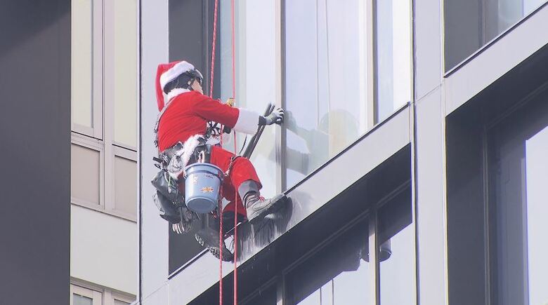 サンタとトナカイがビルの窓ふき　「上を向いて笑顔になって」　園児たちが応援！お礼にお菓子のプレゼント　長野市｜FNNプライムオンライン