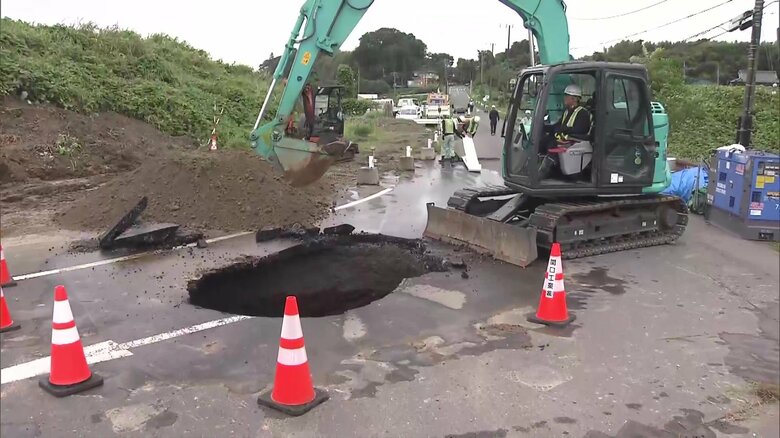 国道が陥没し幅3m・長さ2.5mの穴 車のタイヤがはまり運転男性けが 復旧めど立たず通行止め続く 茨城・石岡市|FNNプライムオンライン