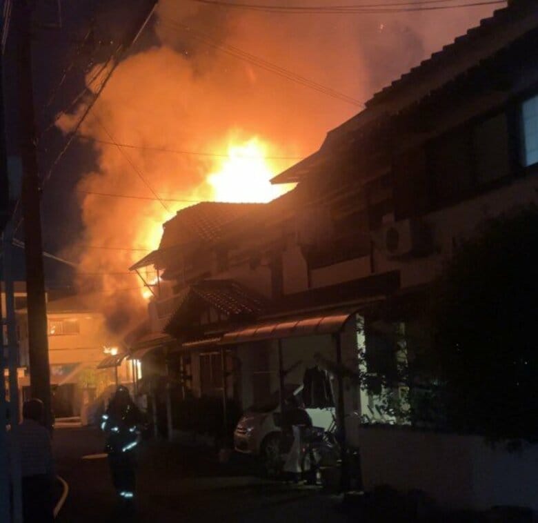 【速報】「2階建ての住宅が燃えている」大阪・高石市で火事　現在も消火作業つづく｜FNNプライムオンライン