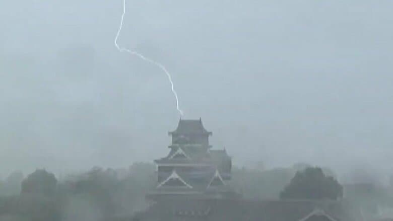 熊本城大天守に落雷　12日から13日にかけて熊本県内非常に激しい雨の恐れも　災害に注意・警戒を｜FNNプライムオンライン