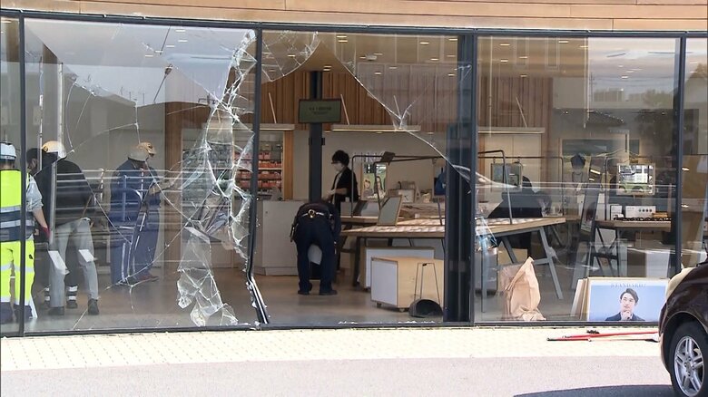 窓ガラスが大破…メガネ店に車突っ込む事故　店員と客の女性2人けが　栃木・那須塩原市｜FNNプライムオンライン