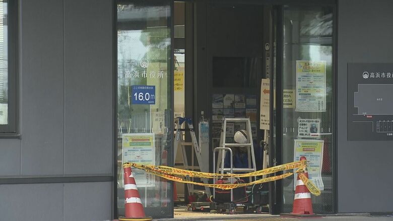 「市民の方がライターで自ら火だるまに…」市役所で刃物持った男が液体をまき放火 “緊迫の庁内”職員が語る｜FNNプライムオンライン