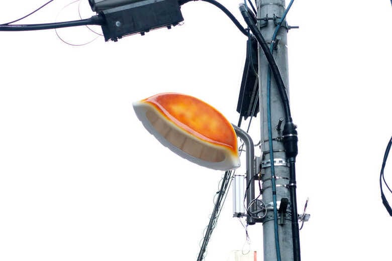 宇都宮の街に現れた“ギョーザ街灯”が話題…焼き目やひだ再現に担当者「最高の出来栄え」｜FNNプライムオンライン