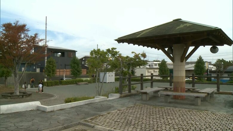 公園で男が女性からバッグ奪って逃走　女性は抵抗して軽いケガ　男は灰色のスウェット上下　警察は逃走した男の行方追う　｜FNNプライムオンライン