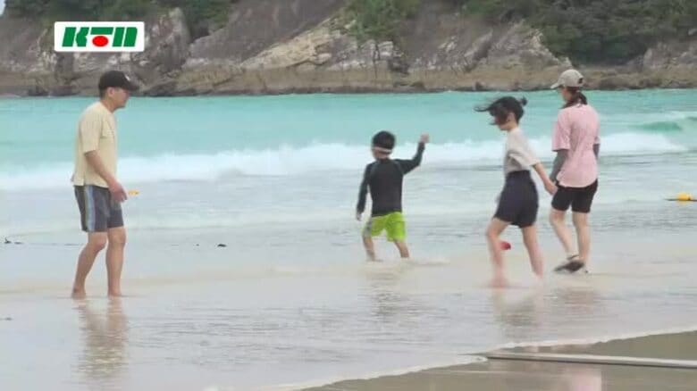 「日本の渚100選」全国有数の美しさ 五島・高浜海水浴場で海開き「こんなに透き通った海は見られない」｜FNNプライムオンライン