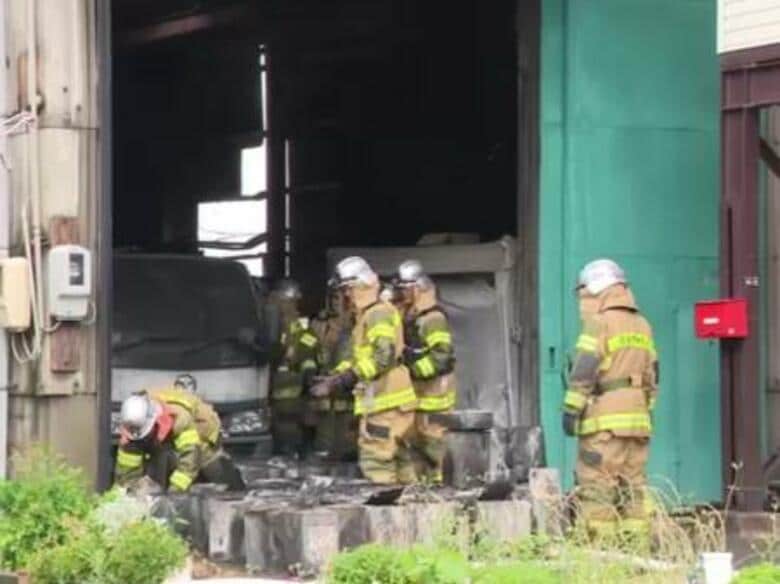 1人が顔などをヤケド…塗装業者の倉庫が燃える火事 作業中だったとみられる20代男性を搬送 命に別条なし｜FNNプライムオンライン