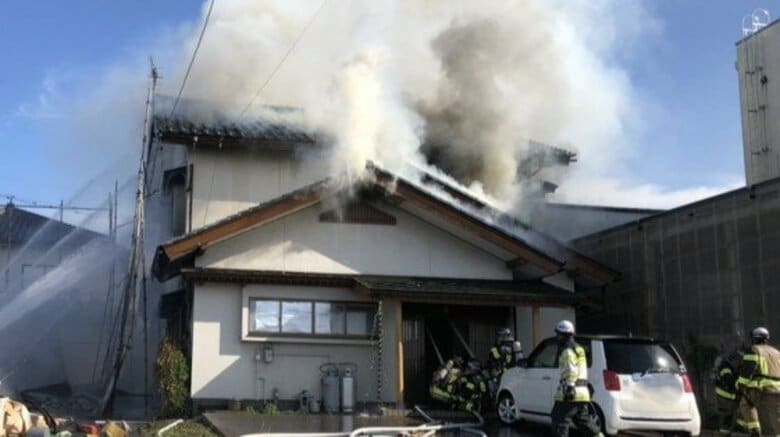 【速報】福井市下馬で火事　「解体中の建物が燃えている」と119番通報　消火活動続く　（午後3時現在）｜FNNプライムオンライン