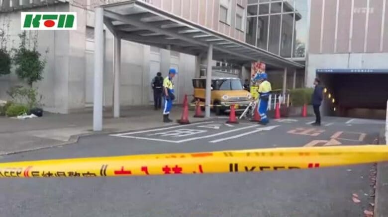 「アクセルとブレーキを踏み間違えた」　図書館の敷地内で高齢ドライバーの車にはねられた57歳女性が死亡　60代女性も骨折の重傷｜FNNプライムオンライン